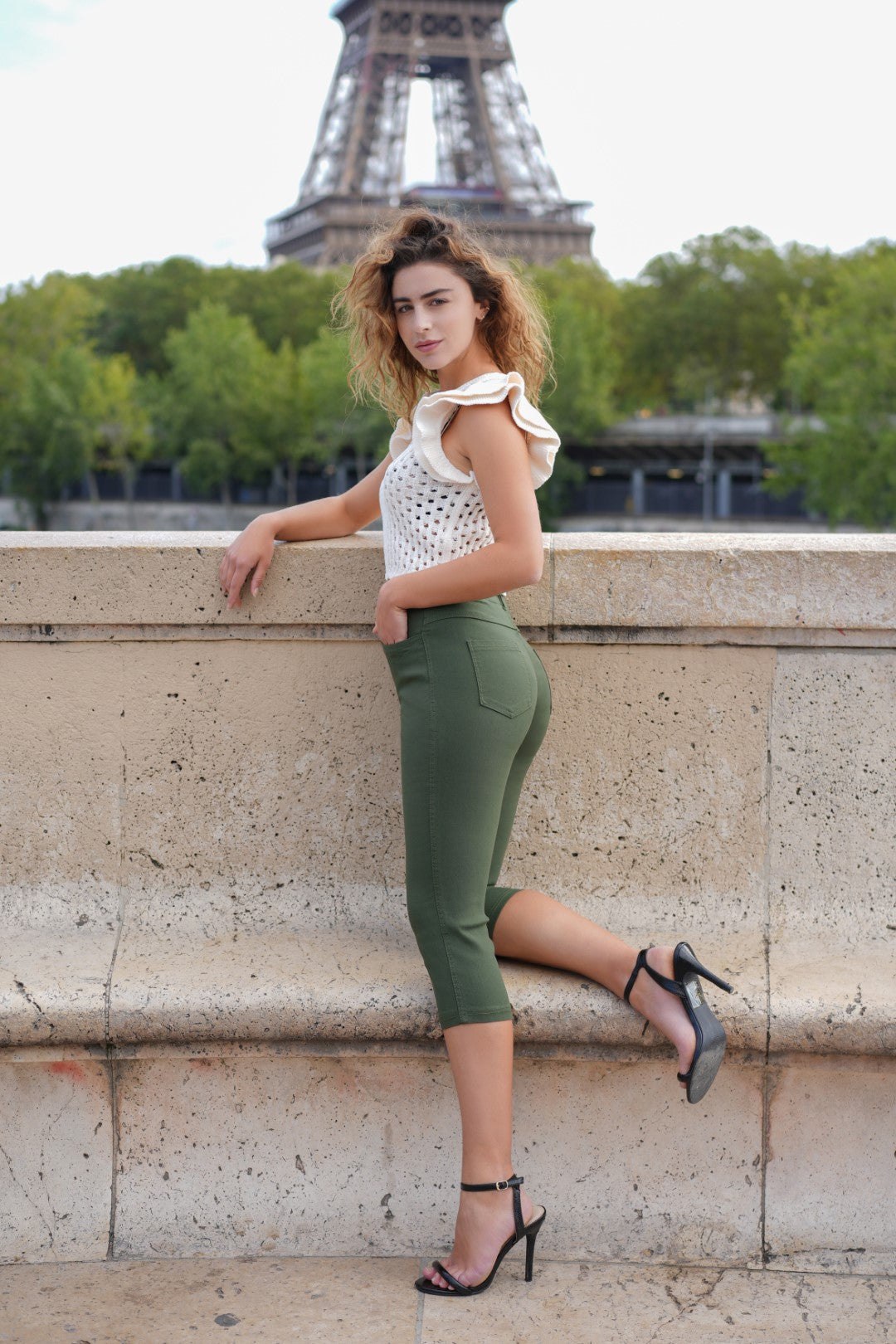 Capris Ultra Stretch Skinny Pants in Army Green